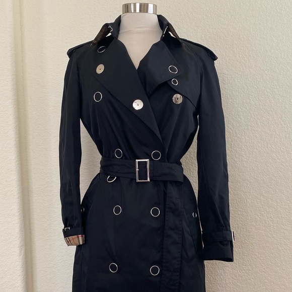 NEW BLACK BURBERRY PRESS STUD TRENCH COAT.